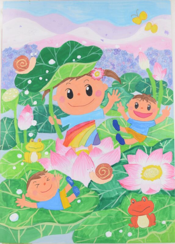 緑と花に囲まれたさっちゃんを描く子供2の部の最優秀賞作品