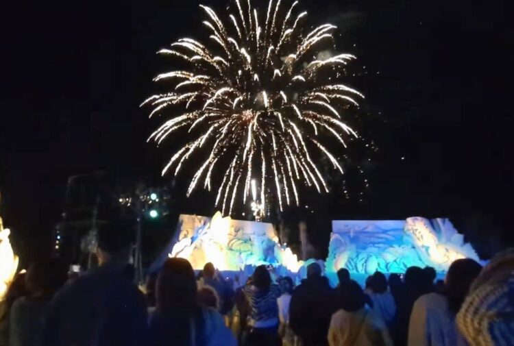 過去のあしや砂像展で行われた花火と光の演出
