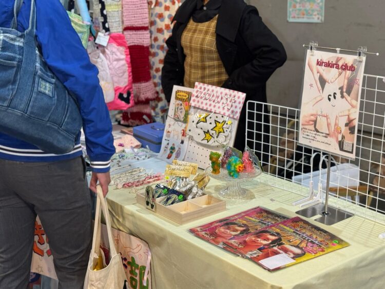 これまでの芸術祭で学生作品を販売する様子