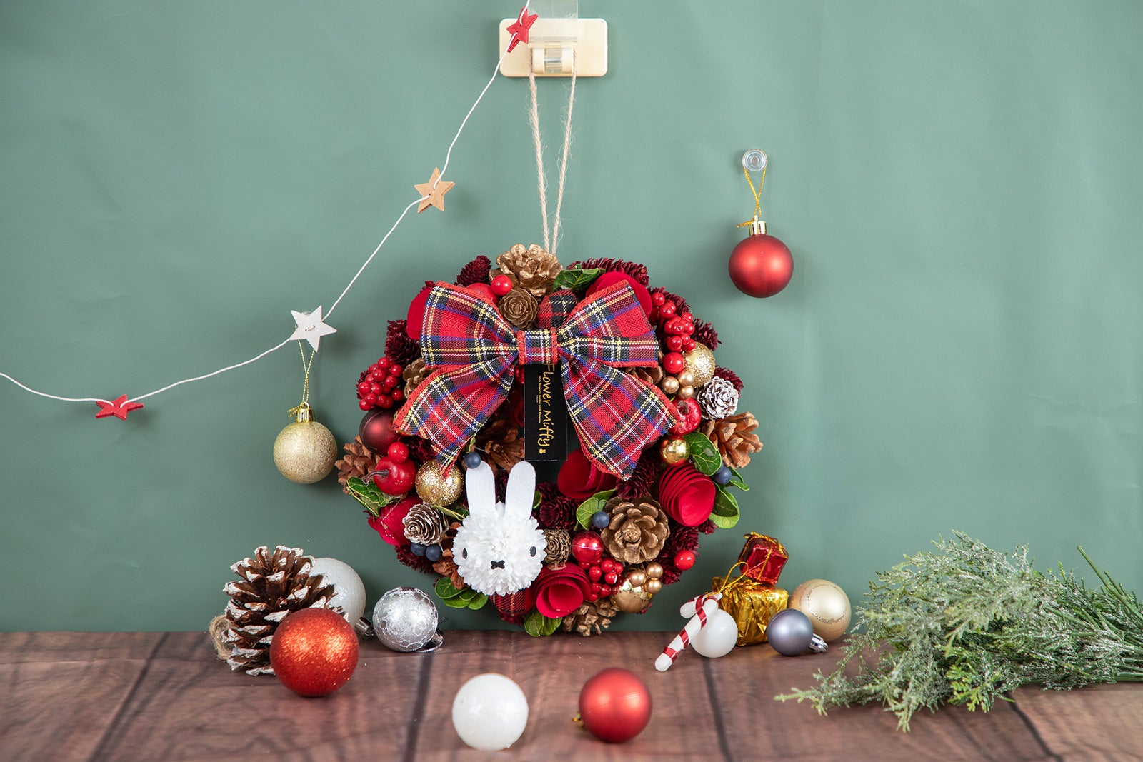 チェックリボンとミッフィーマムを使ったクリスマスリースの使用イメージ