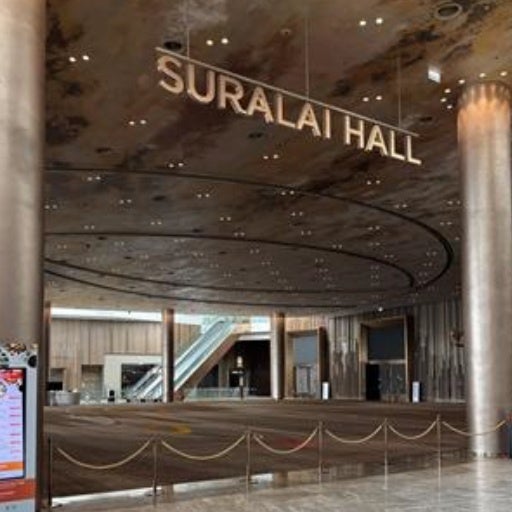 ICONSIAM内にあるSURALAI HALLの入口とホール