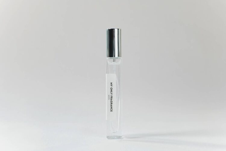 銀色のキャップを付けたMY ONLY FRAGRANCEの10mlボトル