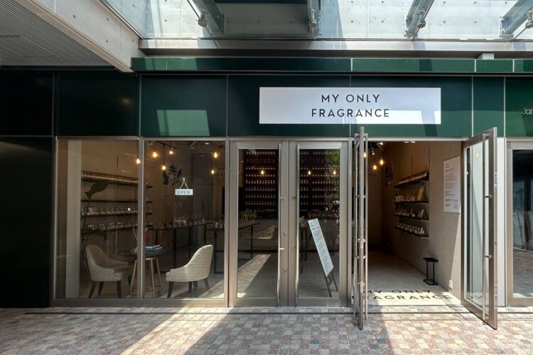 MY ONLY FRAGRANCE 名古屋栄店のガラス張りの入口と店内