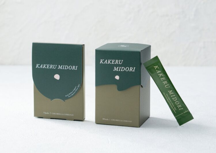 深いグリーンのパッケージに入った『KAKERU MIDORI』のボックスとスティック