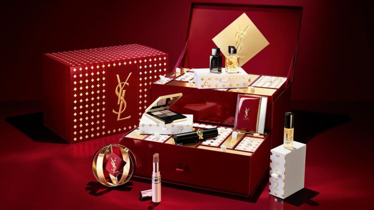 深紅の引き出し型ボックスにミニアイテムを収めたYSL アドベントカレンダー