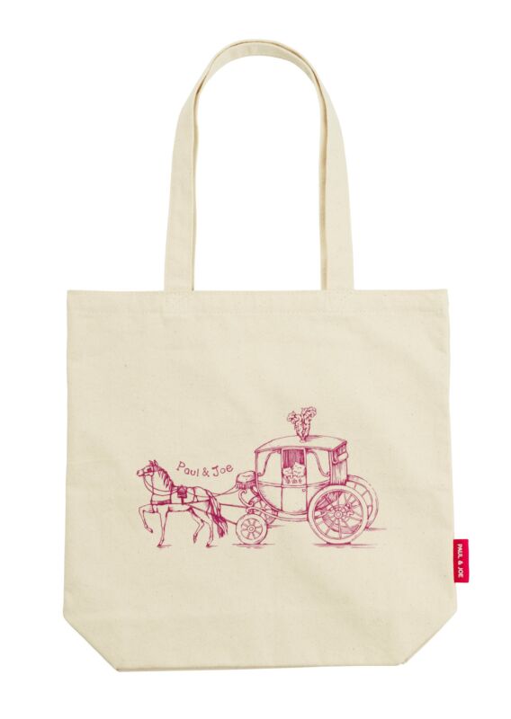 ピンクの馬車のイラストが入った、生成り色のPAUL & JOEオリジナルトートバッグ
