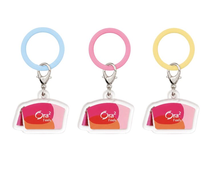 青、ピンク、黄色の輪がついた、Ora² Feelsオリジナルめじるしチャーム