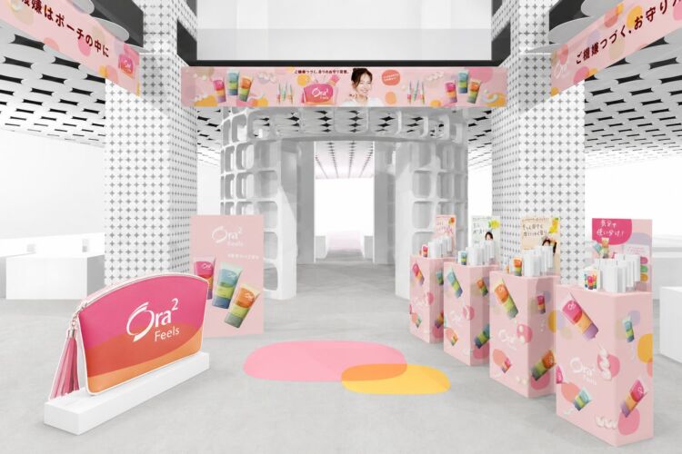 商品棚とフォトスポットが並ぶ、ピンク色のOra² Feels POP-UP会場のイメージ