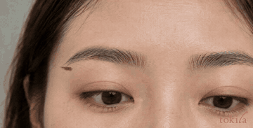 피부 표면에 묻은 옅은 마스카라 색과 눈썹의 상태를 확인하는 동작