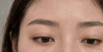 같은 빛 아래에서 양쪽 눈썹과 눈매의 상태를 확인하는 동작