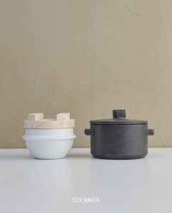 SOILBAKER MIDAMの木蓋付きの白いご飯茶碗（左）と黒い土鍋（右）