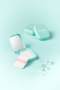 ミントグリーンのケースと白いパフを組み合わせたベリーズ ビタ ブラー パクト