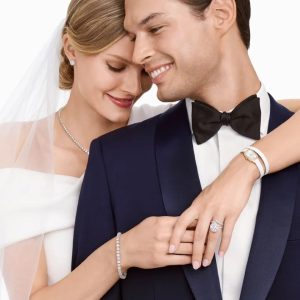 リングを着けて肩を寄せ合う花嫁と花婿のハリー・ウィンストンのビジュアル