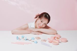 サラと、fasmyのクッションファンデーションやリップ＆チークなどのコラボ商品
