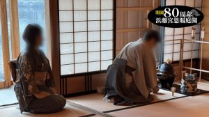 松の御茶屋でお点前をする和装姿の人と開園80周年の表示。茶会の写真は昨年度の様子