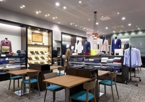 ららぽーと湘南平塚店のテーブルと生地棚、スーツの展示