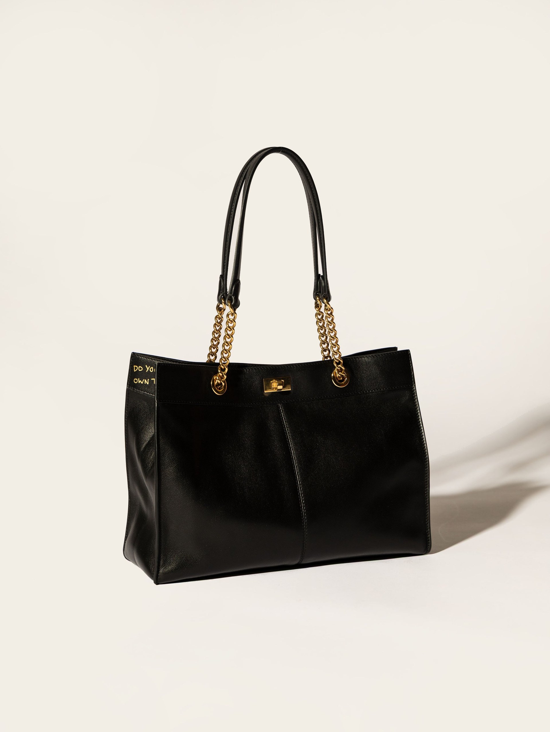 ブラックのSmall Motimer Tote、チェーン付きハンドルと手書きのメッセージ