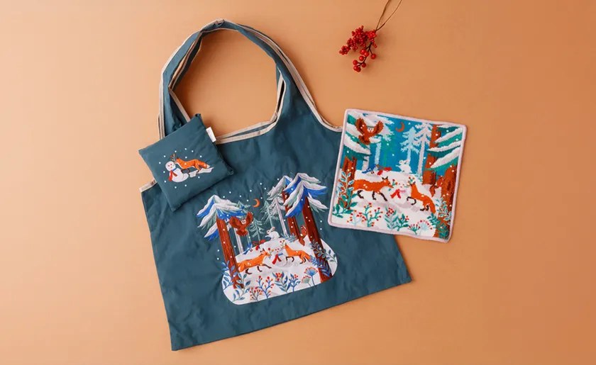 森で遊ぶ動物たちの刺繍エコバッグとグレーのシェニール織ハンカチ