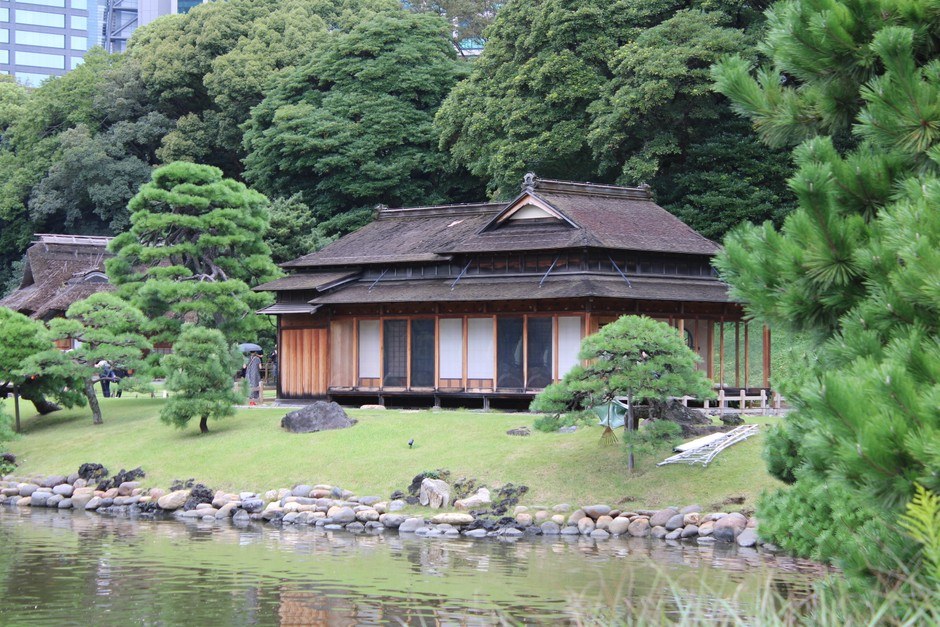 池と木々に囲まれた浜離宮恩賜庭園の松の御茶屋
