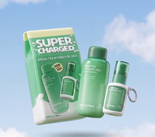 青空を背景に浮かぶ、INNISFREE グリーンティー セラミド ミルク エッセンストナーとミスト、パッケージのセット