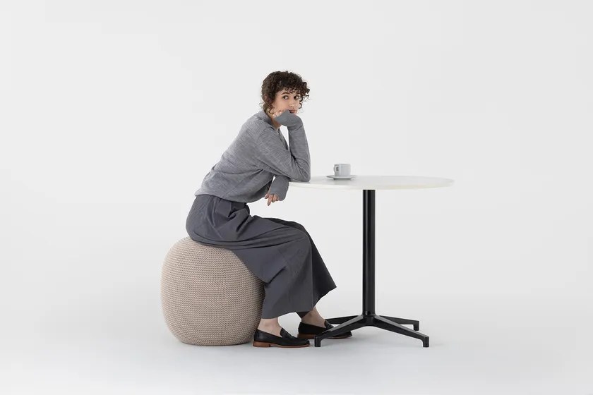ベージュ系のMALLOW 2.0に座り、テーブルに向かう女性