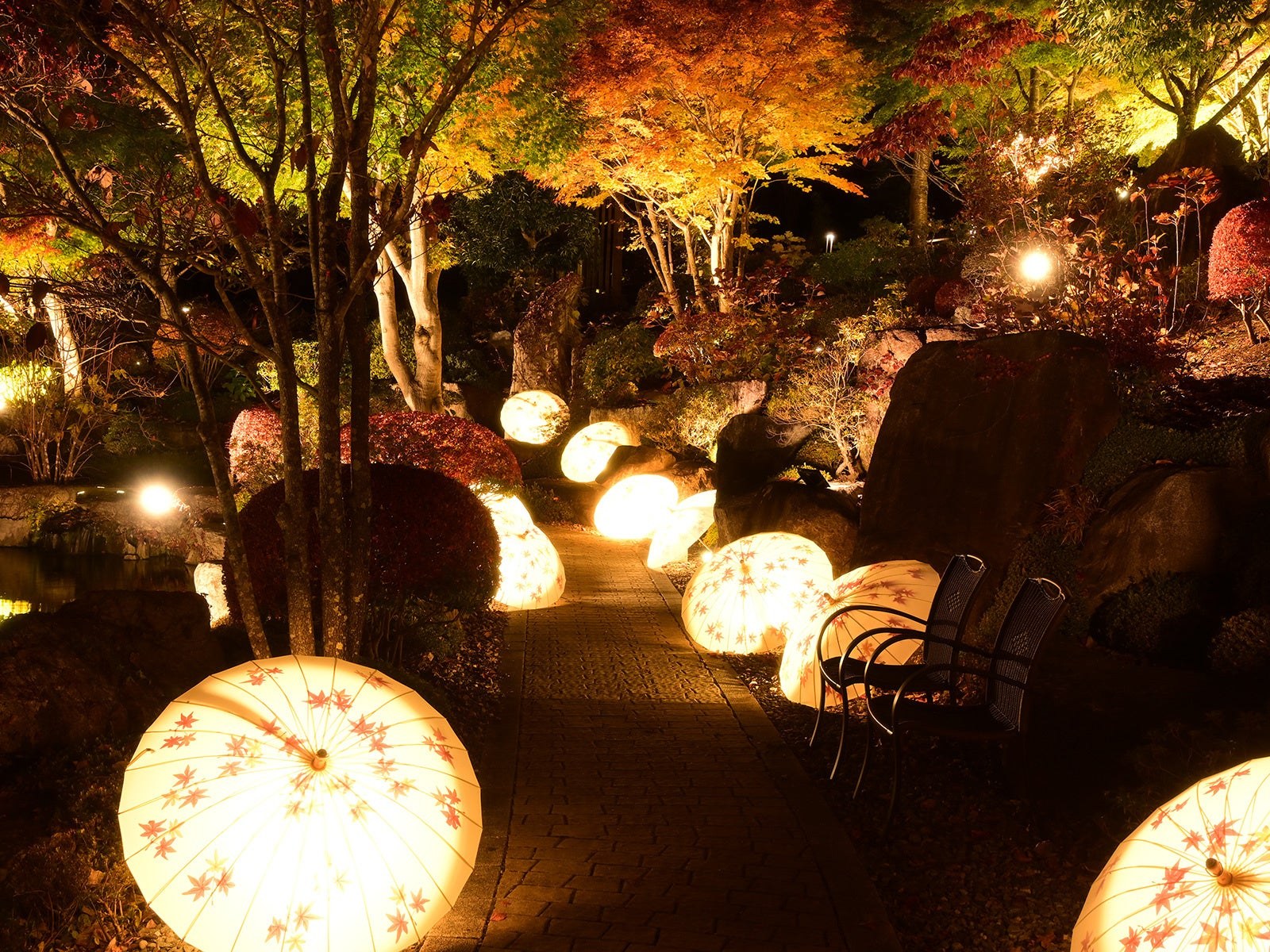 紅葉模様の傘と照明が並ぶ、ハーブ庭園 旅日記 富士河口湖庭園の散策路