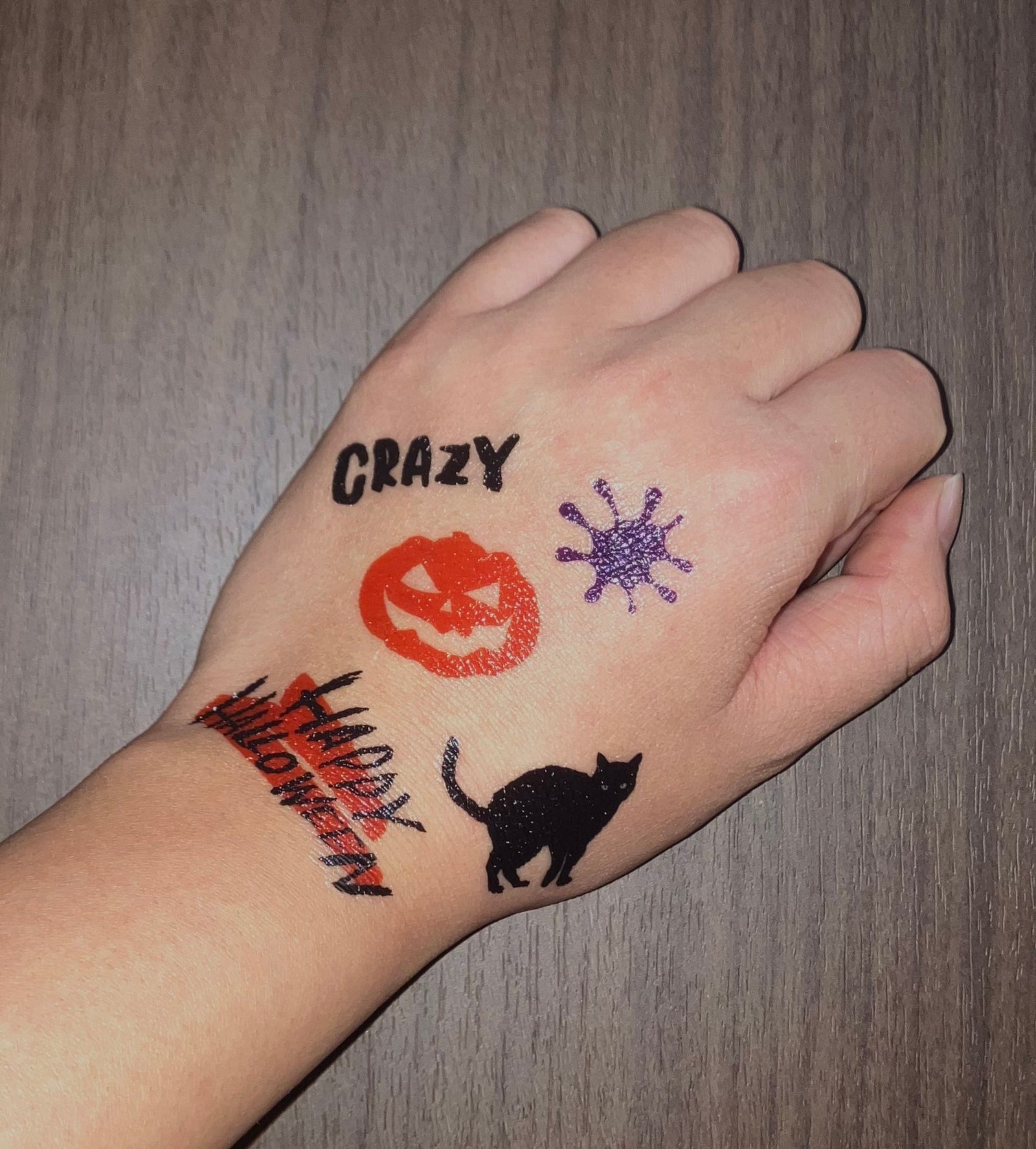 手に貼ったハロウィンのタトゥーシールのイメージ