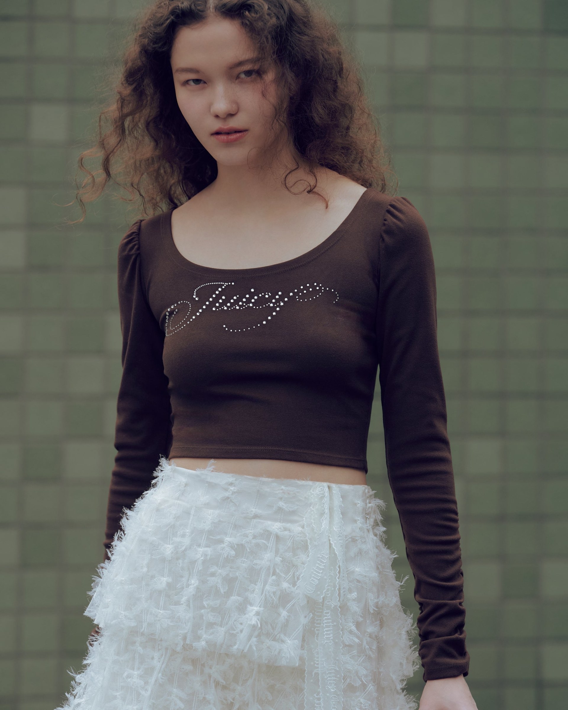 SNIDELとJuicy Coutureのロゴ入りショート丈ロンＴとチュールスカート