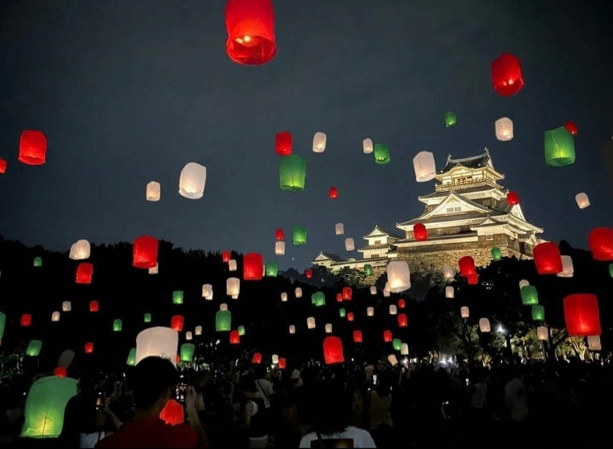 過去のLEDランタンイベントで城を背景に光を浮かべる参加者