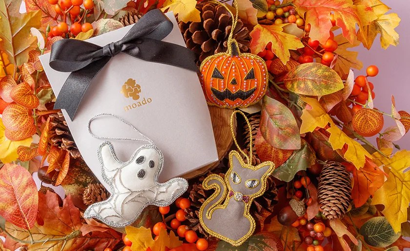 刺繍で飾ったかぼちゃ、おばけ、黒ねこのハロウィンオーナメント