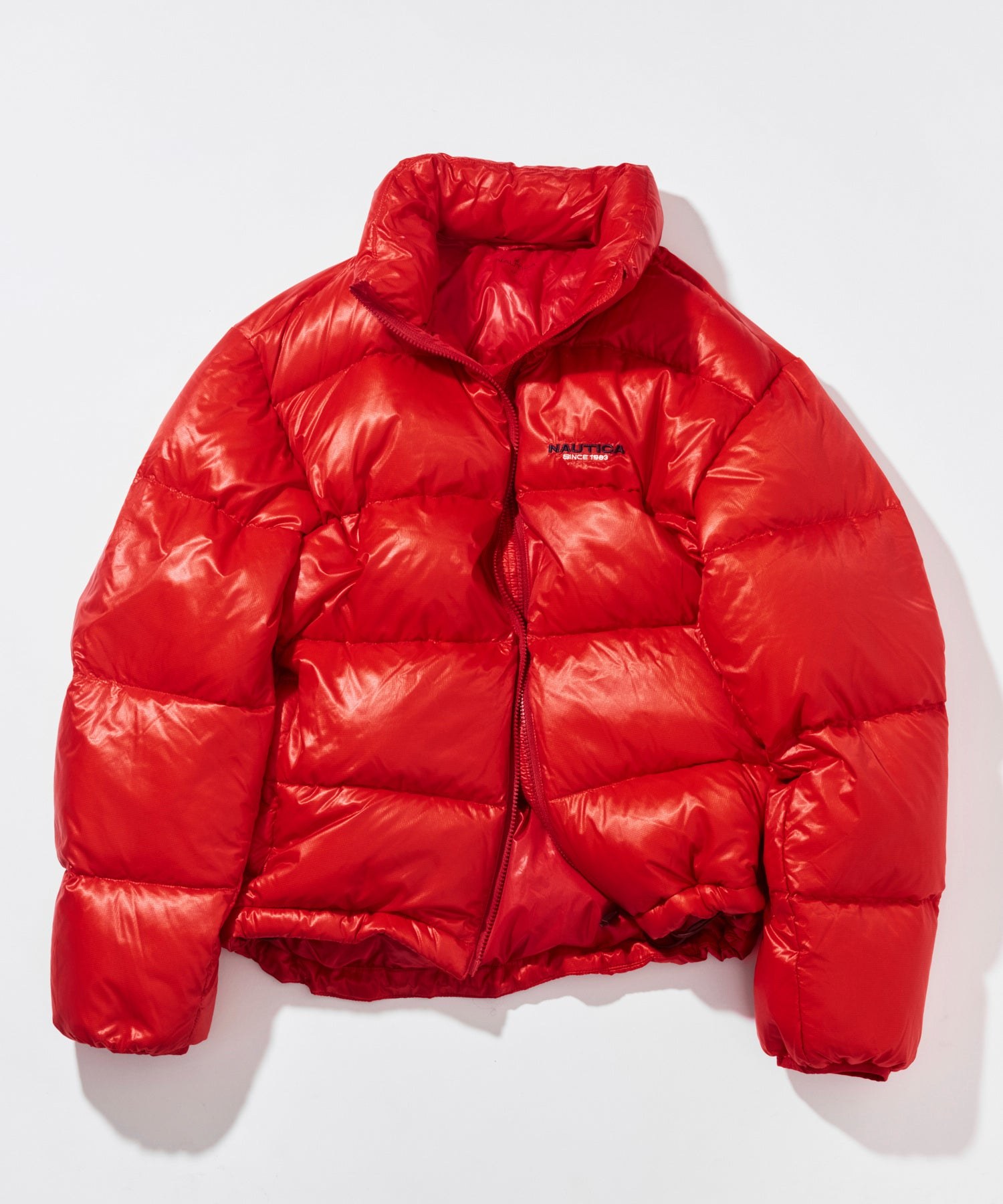 REDのNYLON STAND DOWN (WOMENS)。立ち上がった襟と光沢のある表地