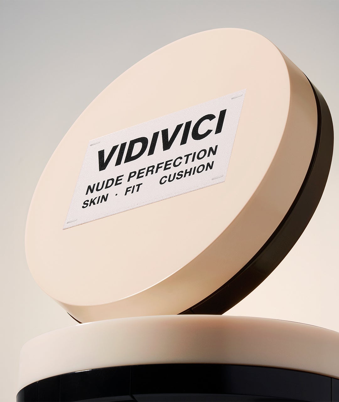 ベージュのキャップを開いたVIDIVICIのヌード パーフェクション スキン フィット クッション