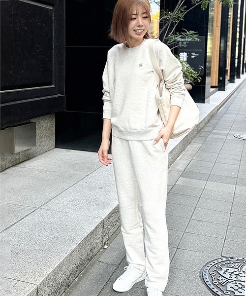 淡い色のトレーナーとスウェットパンツを合わせた着用例