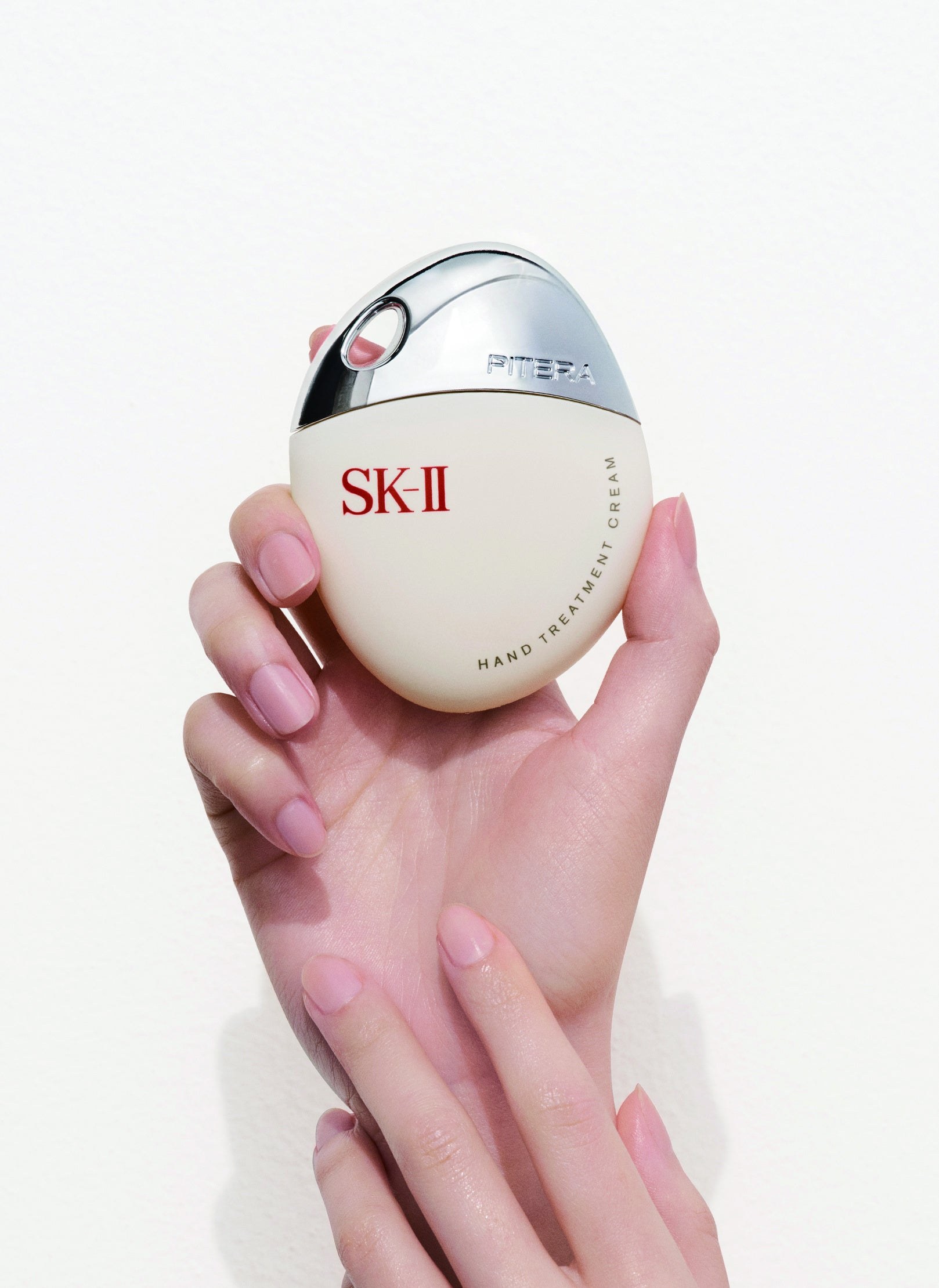 손에 든 둥근 SK-II 핸드 트리트먼트 크림