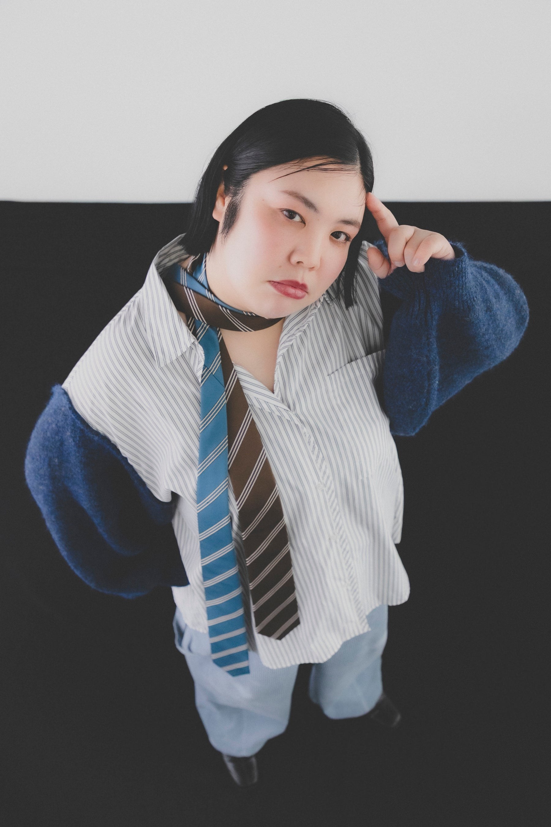 紅しょうが熊元プロレスが着用した、青いニット袖の別注シャツOFF×BLUE