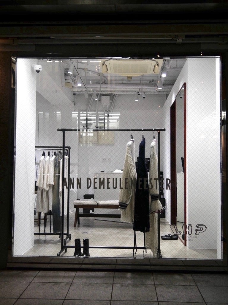 ANN DEMEULEMEESTERのロゴを掲げたL.H.P.原宿店のポップアップ空間