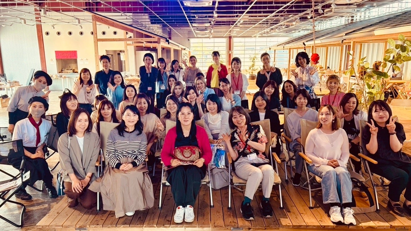 第1回「私ファーストDAY」で、ひとやねの会場に集まった参加者と出展者