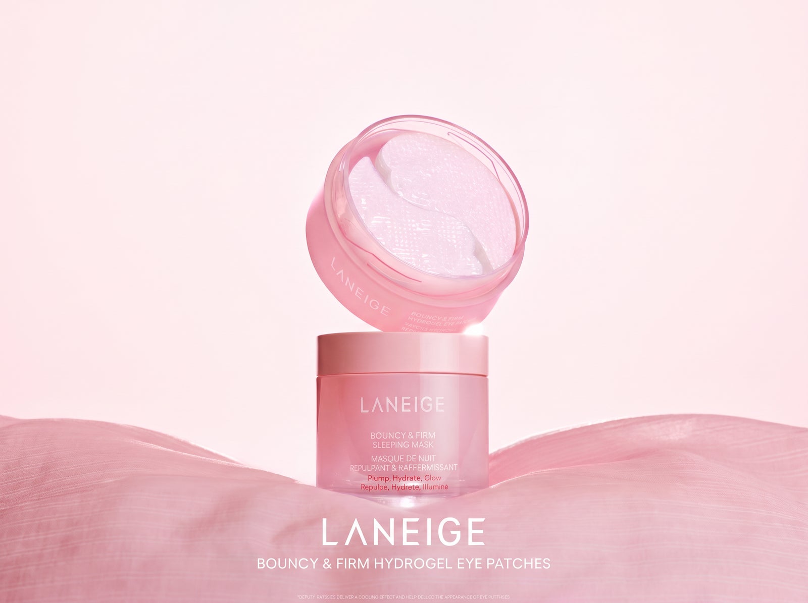 ピンクの背景に置かれた、LANEIGE『バウンシー ハイドロゲルアイパッチ』の容器とパッチ入りのふた