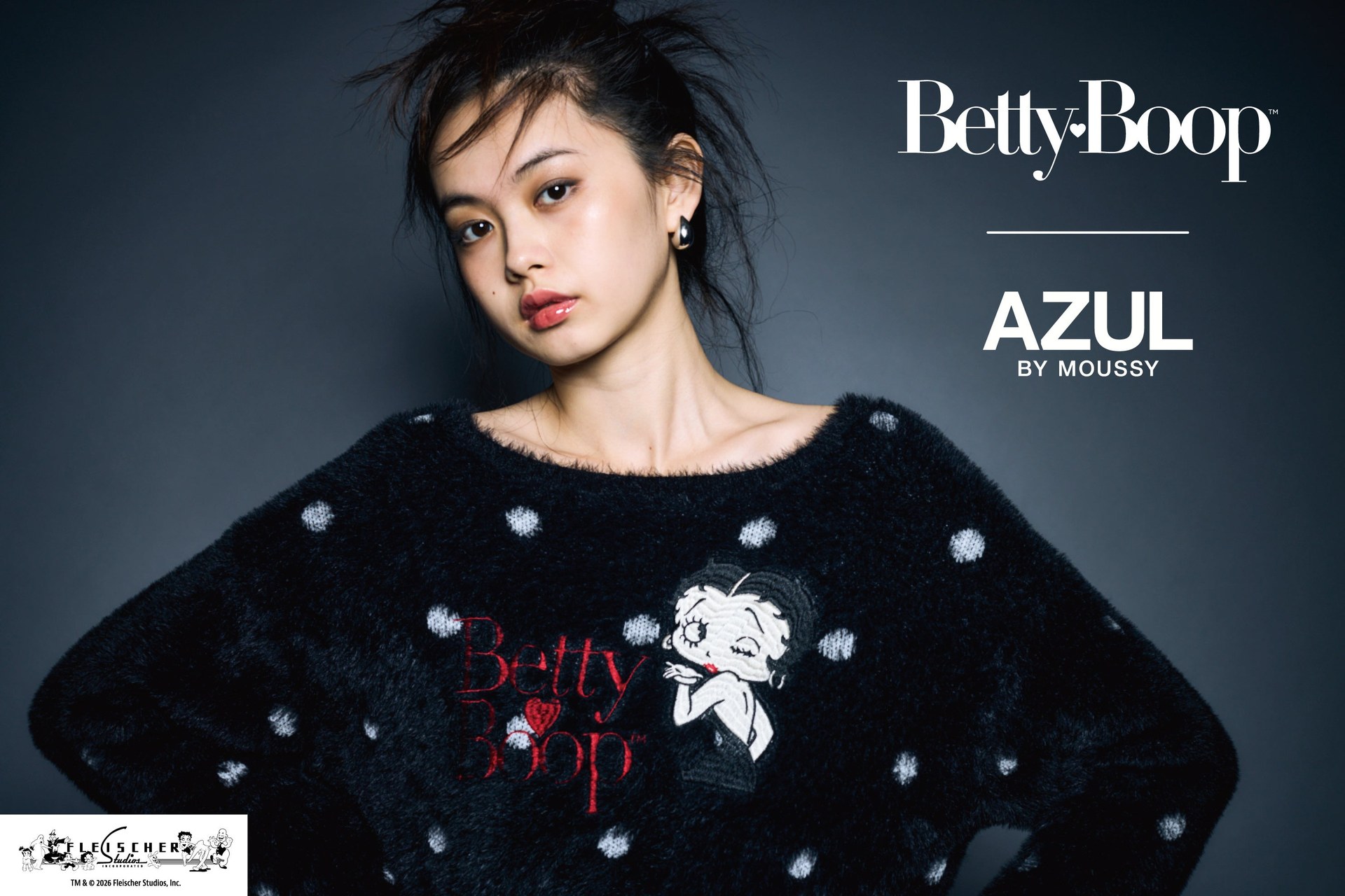 Betty Boop™×AZULの柄BLKのシャギーニットを着たモデル